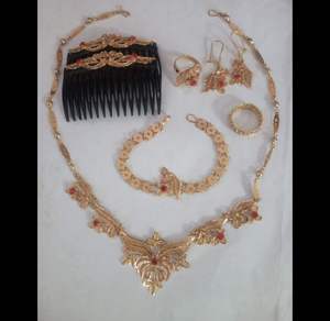 Ensemble de bijoux de mode vintage plaqué or 24 carats comprenant un collier en cuivre, des boucles d'oreilles, des bracelets, des broches conçues aux États-Unis, en Allemagne et en France - Product Image 4
