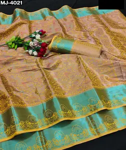 Sari di seta d'oro di usura etnica indiana con bordo di Rani rosa Zari combinato con Pallu abbinato a contrasto con pezzi di camicetta di seta dorata