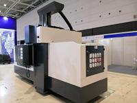 Fraiseuse CNC à portique GMC1613 à haute rigidité avec commande FANUC, broche BT50 et table de travail large pour la découpe des métaux