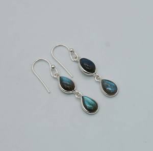 Pendientes con Dije de Labradorita, Piedra de Nacimiento, en Plata de Ley con Forma de Gancho y Dos Piedras - Product Image 1