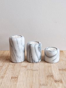 Moderno portavelas de mármol, ideal para apartamentos tipo estudio, que añade detalles acogedores y elegantes durante la relajación nocturna. - Product Image 2