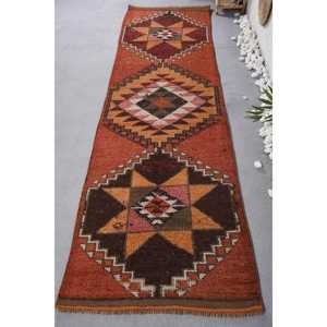 Alfombra de yute Kilim turco vintage, 3x9,5 pies, marrón, naranja, patrón de retazos geométricos, técnica de tejido plano, látex para uso en el pasillo - Product Image 1