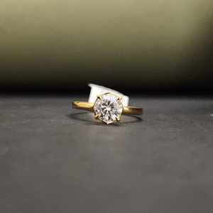 Anillo Unisex de Moda con Corte Redondo y Piedra Natural Certificada IGI en Acero Inoxidable Chapado en Oro de 14 Quilates para Regalo de Boda o Fiesta - Product Image 2