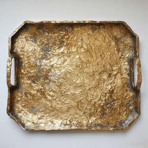 Bandeja de diseño EternaServe con superficie floral grabada, base forrada de terciopelo con núcleo de aluminio y abalorio ornamental para regalar - Product Image 3