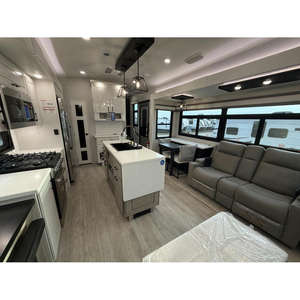 Remolque de Viaje Moderno Gris 2026 Pinnacle 32RLTS con Piso de Madera y Capacidad para 6 Personas - Product Image 1