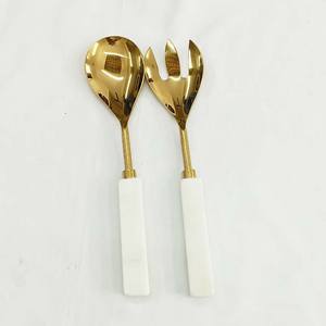 Servidores de ensaladas decorativos de metal chapado en plata, con mango de madera, incluye cuchara y tenedor - Product Image 4