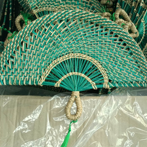 Abanico de hojas de palma tejido artesanal | Ventilador de mano de algas marinas naturales sostenibles | Producto de estilo de vida ecológico de Vietnam - Product Image 4