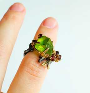 Bague empilable en péridot vert brut certifiée IGI, bijoux de luxe pour mariage, design élégant, port superposé, beauté organique - Product Image 3