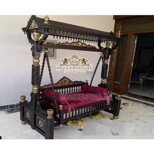 ชิงช้าไม้สักสไตล์ราชวัตตา สำหรับบ้าน ลุคโบราณ สีดำขัดเงา ชิงช้าสำหรับบ้าน งานแกะสลักด้วยมือแบบดั้งเดิม พร้อมหลังคา สไตล์อเมริกัน - Product Image 1