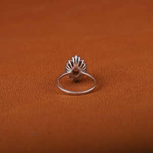 Anillo de compromiso de diamante cultivado en laboratorio con corte de oro macizo de 14K, anillo de regalo de compromiso de diamante certificado con acento de corte Baguette cónico - Product Image 4