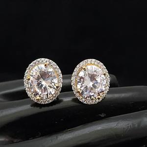 Boucles d'oreilles clous en or blanc de qualité supérieure et tendance avec des pierres CZ pour femmes et filles, pour mariage, fête et usage quotidien - Product Image 1