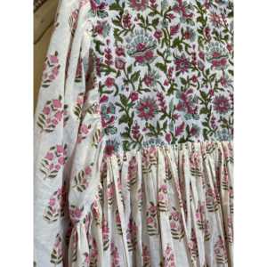 Top Gypsy para Mujer en Estampado Floral Rosa Prado, Talla Única XL, Lino Satinado Transpirable con Logotipo Bordado y Decoración de Encaje - Product Image 5