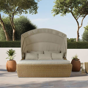 Lit de repos d'extérieur contemporain en osier avec structure minimaliste et coussins pour espaces de patio modernes, idéal pour villa ou club de plage - Product Image 1