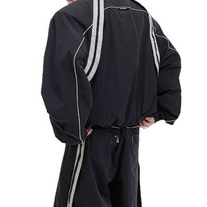 Ensemble 2 pièces veste et pantalon de jogging en nylon pour homme avec logo personnalisé, coupe ample, fermeture éclair, coupe-vent de sport en polyester avec rayures - Product Image 3