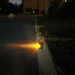 Dissuasori Stradali Solari a LED a Mezzaluna in Alluminio, Visibilità 800m, Impermeabilità IP68, Alta Visibilità per Uso Autostradale - Product Image 3