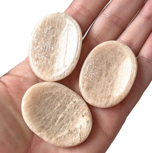 ฮวงจุ้ยและนางฟ้าคริสตัลขัดนิ้วหัวแม่มือมูนสโตนพลอยบำบัดกึ่งมีค่าสำหรับปาล์มกังวลหินคริสตัล - Product Image 5