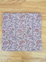 Tela de Algodón Premium para Vestidos con Estampado Artesanal, en Color Marfil Suave, Decorada con Delicadas Flores Rosadas