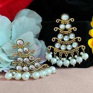 Kundan et perles boucles d'oreilles superposées suspendues charme royal finition premium léger et confortable parfait pour les occasions festives - Product Image 3