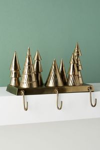 Porte-bas des fêtes en fonte peinte à la main pour rehausser le décor de votre cheminée avec un charme saisonnier - Product Image 3