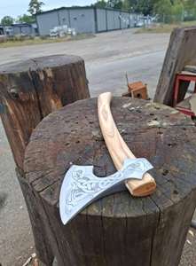 Hache viking artisanale en acier à haute teneur en carbone, gaine en cuir de qualité industrielle, manche en bois naturel, 1,5 kg, garantie 1 an - Product Image 6