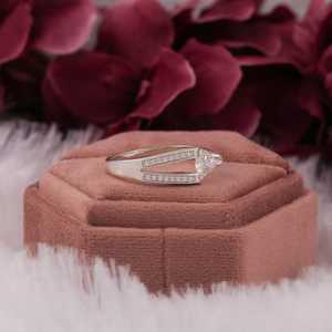 Anillo de compromiso de diamante de corte trillón, joyería hecha a mano, solitario con anillo de acento, anillo de regalo de aniversario, anillo de oro blanco - Product Image 4