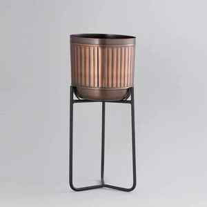 Florero de Metal Único Hecho a Mano con Forma Moderna, Ideal para Exhibición en Mesa y como Detalle Decorativo - Product Image 1