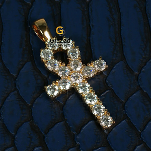 Pendentif croix en or jaune 10Kt à la mode rehaussé de diamants ronds de laboratoire de clarté VVs taille brillante - Product Image 1