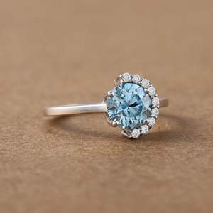 ดูเถิดแหวนเพชรเม็ดเดี่ยวที่สวยงามและมีเสน่ห์ใน14kt ที่เปล่งประกาย - Product Image 1