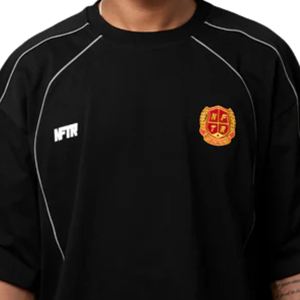 T-shirt de style football surdimensionné pour homme, coton 270GSM, épaules tombantes, streetwear, avec badge brodé sur la poitrine - Product Image 4