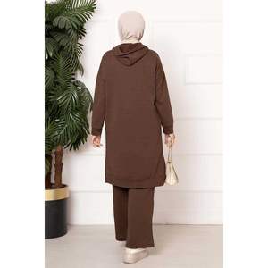 Chándal con capucha marrón con detalle de emblema y estilo icónico de hilo doble para comodidad y estilo - Product Image 4