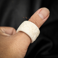 Meistverkaufter Trendiger Ellipsenförmiger Perlen-Modeschmuck mit Graviertem Muster Handgefertigter Dicker Weißer Unisex-Ring