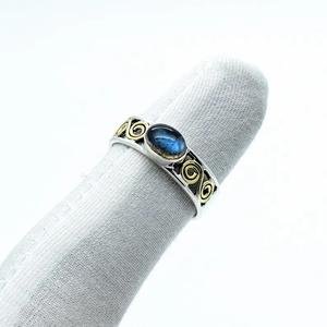 Bague Labradorite Bague Cabochon en argent sterling 925 faite à la main, bijoux élégants et irisés pour femmes Bague de déclaration unique - Product Image 1