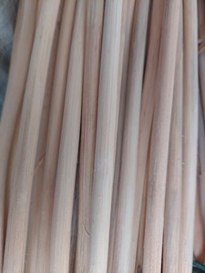 Poteaux de rotin naturel avec peau et nœuds visibles Poteau de rotin canne de rotin canne tropicale du Vietnam - CARYLN - Product Image 2