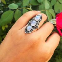 Anillo de Boda de Lujo en Plata de Ley con Piedra Natural Triple de Piedra Lunar, Engaste de Bisel, Diseño Largo y Elegante, Piedra de Nacimiento de Junio para Mujer