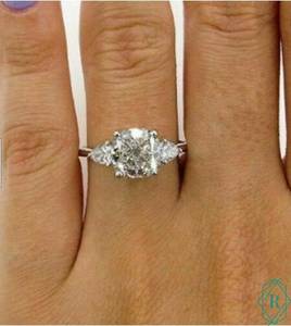 Anillo de compromiso de tres piedras moissanita de 3,00 CT con corte de cojín en plata de ley 925 con claridad VVS para mujer - Product Image 2