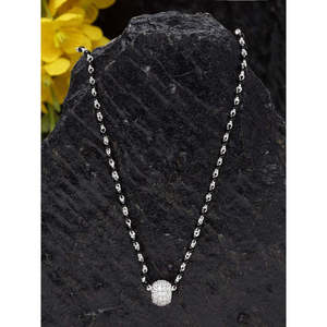 Collar Mangalsutra de Plata Pura para Esposa con Perlas de Diamante en Forma de Bola y Cuentas Chapadas en Oro, Estilo Étnico Religioso con Pavé Dorado - Product Image 2