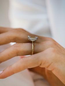 Bague de fiançailles en émeraude blanche taille émeraude 12x8 mm |   Bague solitaire en or pour femme |   Bijoux de mariée CZ - Product Image 2