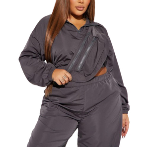 Conjunto Deportivo Corto de Nailon para Mujer con Logotipo Personalizado al por Mayor, Chaqueta Cortavientos y Pantalones Deportivos de Nailon y Poliéster para Mujer - Product Image 4