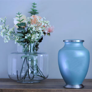 Urne funéraire en laiton bleu océan au design moderne, artisanale, pour cendres d'adultes, urne commémorative, sac en velours, fabricant et exportateur en gros - Product Image 6
