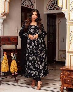 Robe Anarkali évasée noire gracieuse avec costume ethnique de créateur lourd inspiré de Dupatta Bollywood pour les mariages et les vêtements de fête - Product Image 1