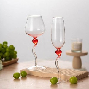 Verre à vin artisanal écologique et durable, qui ajoute du charme et de la sophistication à toute présentation de vin, favorisant une appréciation plus lente. - Product Image 2