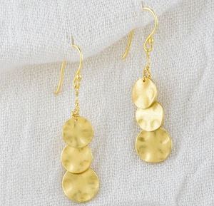 Pendientes colgantes de latón chapados en oro ecológicos hechos a mano para mujer, joyería de regalo artesanal natural con forma ovalada - Product Image 2