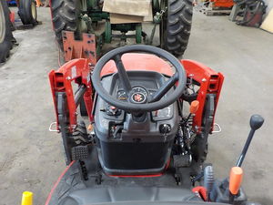 Tracteur compact 4x4 Massey Ferguson GC1725M avec chargeur frontal et pelle arrière, livraison rapide - Product Image 5