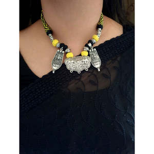 Collar étnico moderno de latón oxidado con hilo amarillo y negro con perlas y diamantes para regalo de fiesta de compromiso de boda - Product Image 1