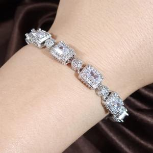 กำไลข้อมือเงินชุบด้วยเพชรจำลองตัดมรกตและเน้นไปด้วยประกายสร้อยข้อมือหรูหรา - Product Image 4