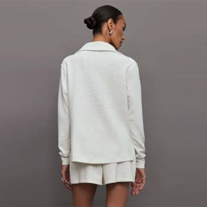 Veste en tricot gris chiné élégante et confortable pour femmes, coupe ajustée avec fermeture éclair à l'avant au design asymétrique unique pour un usage quotidien - Product Image 3