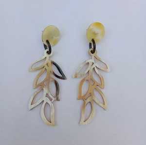 Longue feuille forme découpée au Laser corne naturelle boucle d'oreille à la main léger Boho balancent bijoux pour femmes dans la conception organique écologique - Product Image 1