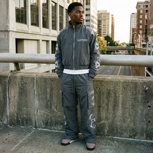 Conjunto de dos piezas para hombre: Chaqueta cortavientos de nailon con estampado de diamantes de imitación y lavado ácido, y pantalones rectos holgados estilo Y2K. - Product Image 5