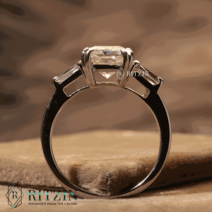 Anillo de compromiso de plata de ley con tres diamantes cultivados en laboratorio, corte baguette radiante y cónico, engastados en puntas, para mujer - Product Image 2