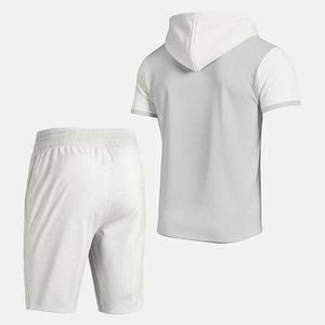 Conjunto de 2 piezas de pantalones cortos de manga corta bloqueados de color a rayas con capucha para hombre, hecho de material de fibra de poliéster y tela suave y cómoda - Product Image 5